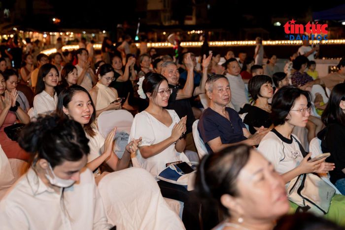 Khán giả nhiều lứa tuổi thưởng thức các làn điệu dân ca truyền thống.