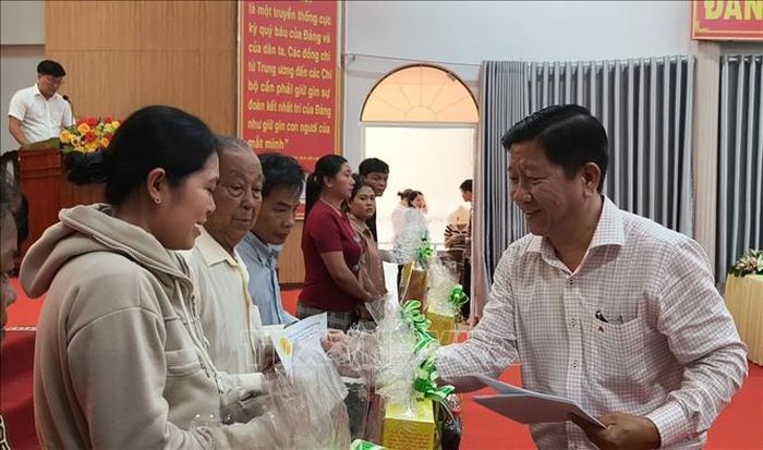 Phó Chủ tịch Hội Nạn nhân chất độc da cam/dioxin tỉnh Cà Mau Nguyễn Xuân Tình trao quà cho 50 nạn nhân da cam tại xã Đầm Dơi. Ảnh: TTXVN phát