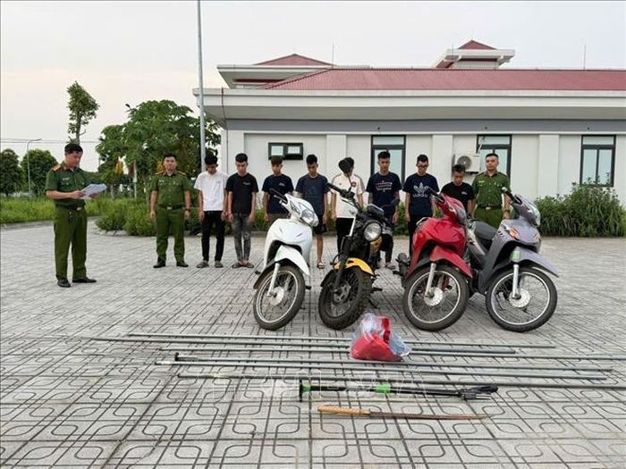 Các đối tượng Gây rối trật tự công cộng tại Cơ quan Công an. Ảnh: TTXVN phát