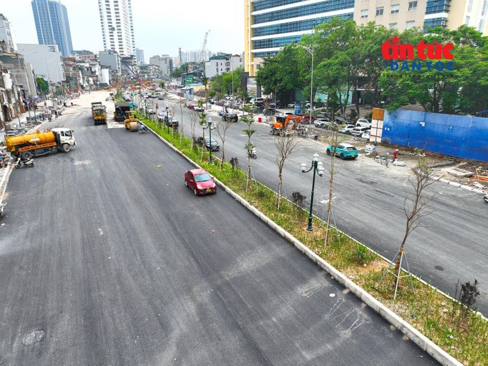 Mặt đường đã được thảm nhựa đen bóng, dải phân cách giữa được bố trí cây xanh, hệ thống chiếu sáng đồng bộ, góp phần tạo diện mạo khang trang cho khu vực, đáp ứng nhu cầu đi lại, khám chữa bệnh của nhân dân.