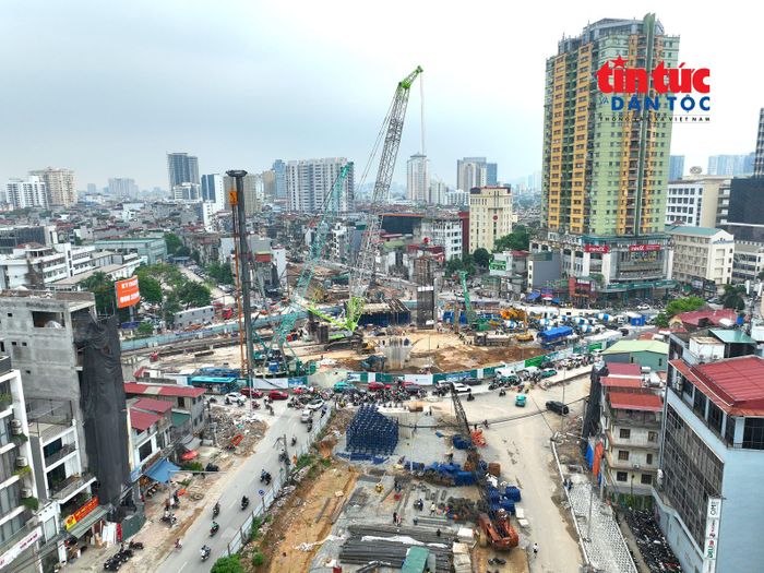 Hai hạng mục quan trọng trên tuyến là cầu vượt nút giao Nguyễn Chí Thanh và cầu vượt nút giao Láng Hạ - Giảng Võ cũng đang được gấp rút thi công.
