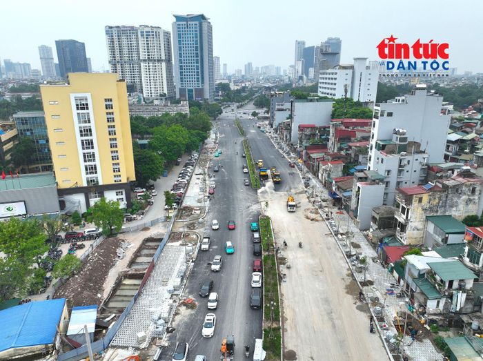 Trên đoạn qua Bệnh viện Phụ sản Hà Nội và Bệnh viện Nhi Trung ương, nhà thầu huy động nhiều máy móc, công nhân để đẩy nhanh tiến độ, phấn đấu đưa vào khai thác đúng dịp Quốc khánh 2/9.