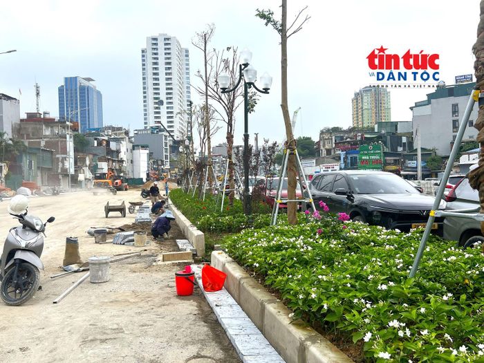 Các đơn vị đang tập trung hoàn thiện hệ thống cây xanh, chiếu sáng, vỉa hè và các hạng mục phụ trợ để kịp đưa tuyến đường vào khai thác đúng tiến độ.