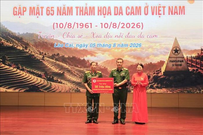 Thiếu tướng Đỗ Hồng Lâm, Phó Chủ tịch Trung ương Hội nạn nhân chất độc da cam/dioxin Việt Nam, trao 50 triệu đồng ủng hộ Hội nạn nhân chất độc da cam/dioxin tỉnh Lào Cai.