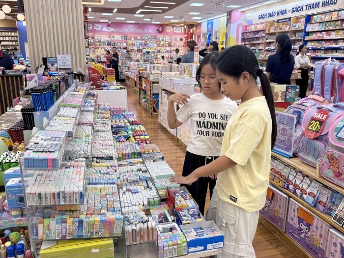 Các em học sinh TP Hồ Chí Minh lựa chọn dụng cụ học tập cho năm học mới.
