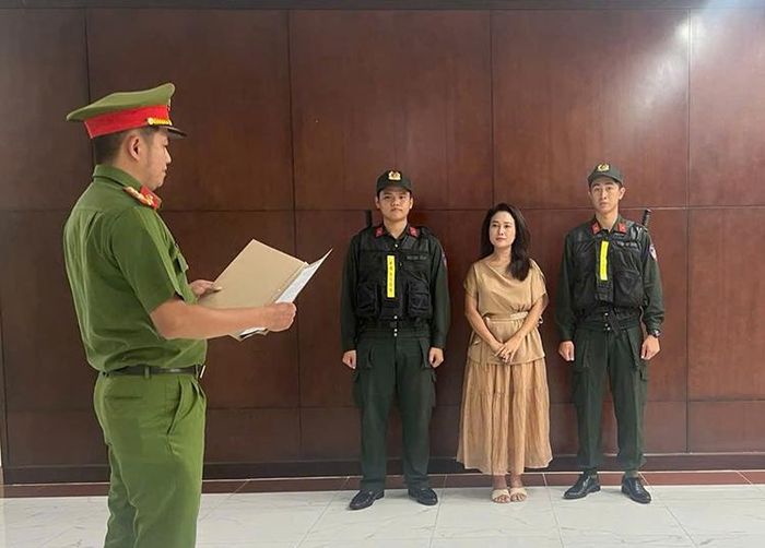 Công an TP Hồ Chí Minh khởi tố bị can Nguyễn Thị Hiền, là ca sĩ tự do, chủ kênh YouTube "Phương Diễm Huyền" về tội "Xâm phạm quyền tác giả, quyền liên quan". Ảnh: CA
