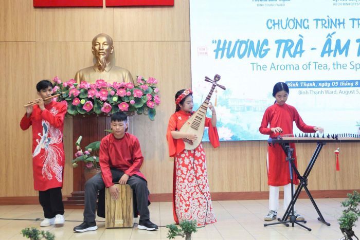 Các tiết mục nghệ thuật mang đậm bản sắc văn hóa góp phần tạo không khí gần gũi tại chương trình.