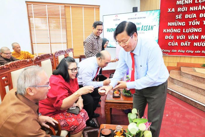 Các đại biểu thưởng trà, trò chuyện và chia sẻ những nét đặc trưng trong văn hóa của các nước ASEAN.