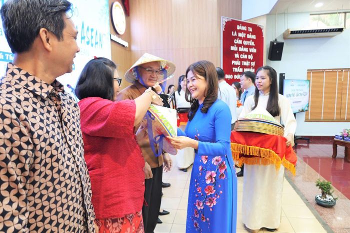 Ban tổ chức trao tặng đại biểu những món quà lưu niệm mang đậm bản sắc văn hóa Việt Nam.