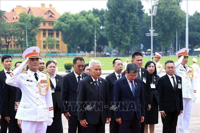 Chủ tịch Quốc hội kiêm Chủ tịch Hạ viện Vương quốc Thái Lan Sophon Zaram cùng đoàn đại biểu đặt vòng hoa và vào Lăng viếng Chủ tịch Hồ Chí Minh. Ảnh: Tuấn Anh/TTXVN