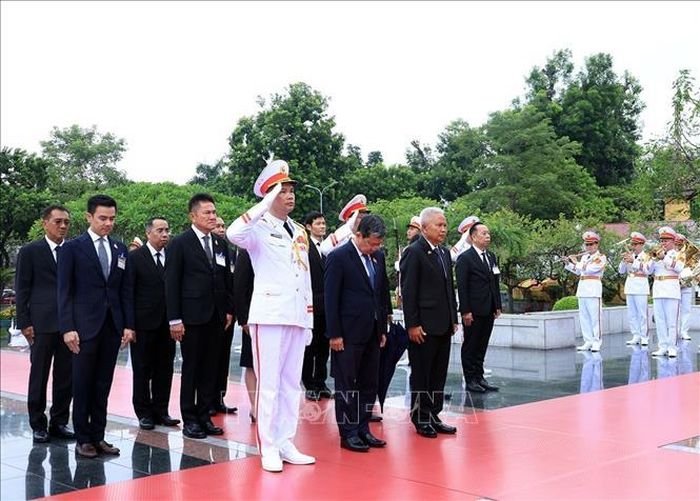 Chủ tịch Quốc hội kiêm Chủ tịch Hạ viện Vương quốc Thái Lan Sophon đặt vòng hoa tại Ðài tưởng niệm các Anh hùng liệt sĩ trên đường Bắc Sơn. Ảnh: Tuấn Anh/TTXVN