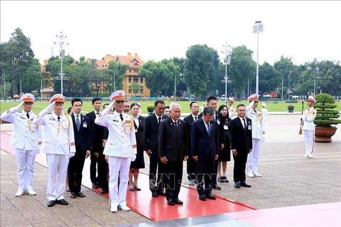 Chủ tịch Quốc hội kiêm Chủ tịch Hạ viện Vương quốc Thái Lan Sophon Zaram cùng đoàn đại biểu đặt vòng hoa và vào Lăng viếng Chủ tịch Hồ Chí Minh. Ảnh: Tuấn Anh/TTXVN