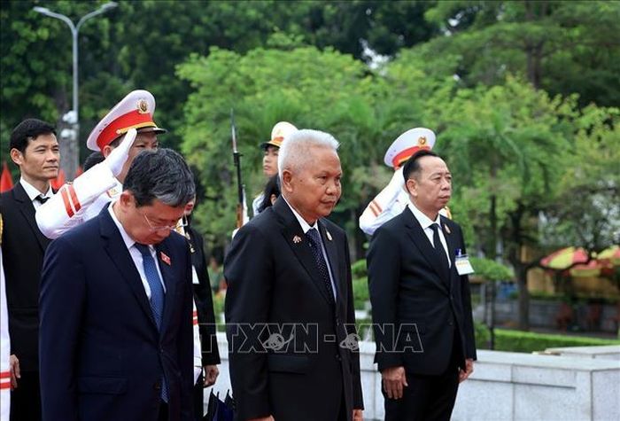 Chủ tịch Quốc hội kiêm Chủ tịch Hạ viện Vương quốc Thái Lan Sophon đặt vòng hoa tại Ðài tưởng niệm các Anh hùng liệt sĩ trên đường Bắc Sơn. Ảnh: Tuấn Anh/TTXVN