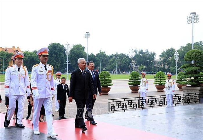 Chủ tịch Quốc hội kiêm Chủ tịch Hạ viện Vương quốc Thái Lan Sophon Zaram vào Lăng viếng Chủ tịch Hồ Chí Minh. Ảnh: Tuấn Anh/TTXVN