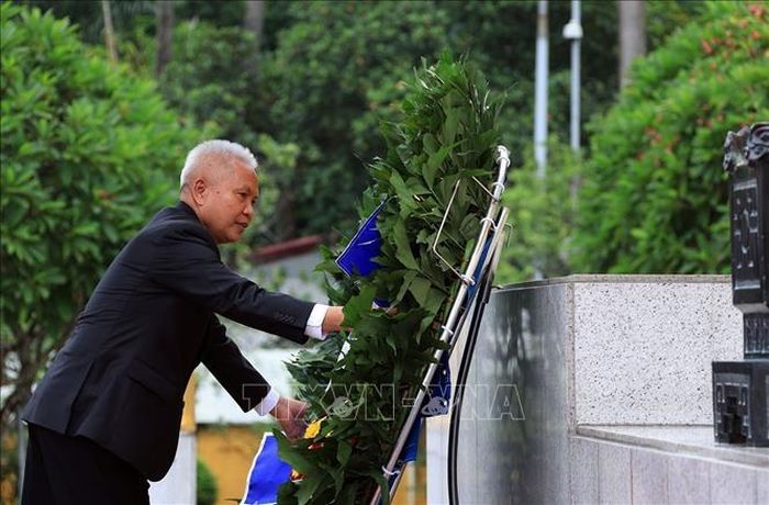 Chủ tịch Quốc hội kiêm Chủ tịch Hạ viện Vương quốc Thái Lan Sophon đặt vòng hoa tại Ðài tưởng niệm các Anh hùng liệt sĩ trên đường Bắc Sơn. Ảnh: Tuấn Anh/TTXVN