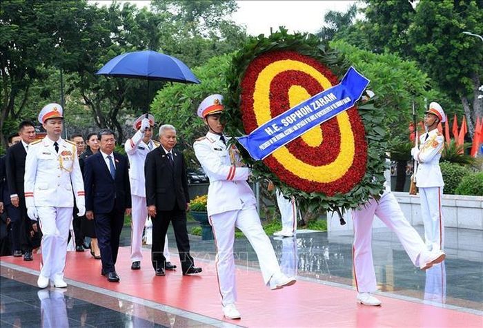 Chủ tịch Quốc hội kiêm Chủ tịch Hạ viện Vương quốc Thái Lan Sophon đặt vòng hoa tại Ðài tưởng niệm các Anh hùng liệt sĩ trên đường Bắc Sơn. Ảnh: Tuấn Anh/TTXVN