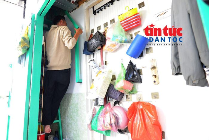 Sau giải phóng mặt bằng phục vụ dự án rạch Xuyên Tâm, diện tích nhà còn lại của gia đình anh Hoàng, phường Gia Định quá nhỏ nên việc sinh hoạt, đi lại trong nhà của anh gặp nhiều bất tiện, khó khăn.