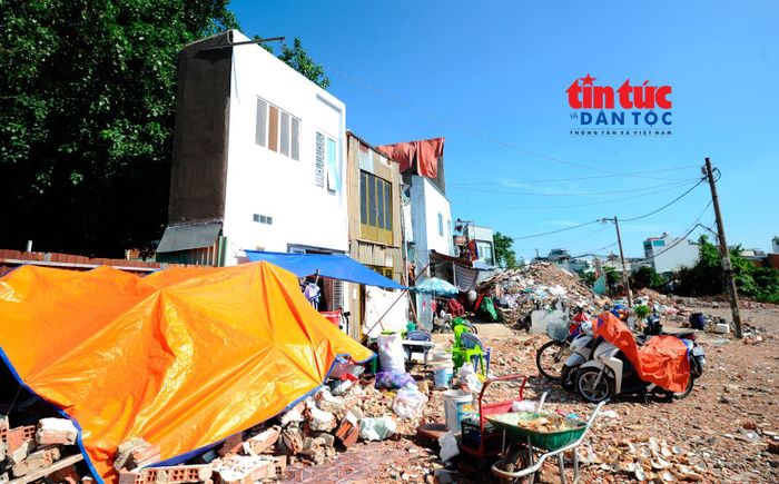 Hàng loạt căn nhà siêu nhỏ được người dân sửa chữa tạm, sau khi giải phóng mặt bằng phục vụ dự án rạch Xuyên Tâm - đoạn qua địa bàn phường Gia Định.