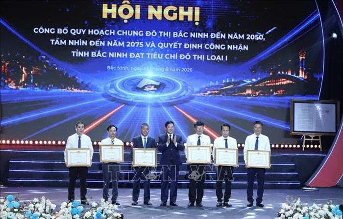 Bí thư Tỉnh ủy Bắc Ninh Nguyễn Hồng Thái trao bằng khen của Chủ tịch UBND tỉnh Bắc Ninh cho các tập thể có thành tích xuất sắc trong công tác tham mưu, lãnh đạo, chỉ đạo và tổ chức thực hiện các nhiệm vụ. Ảnh: Việt Hùng/TTXVN