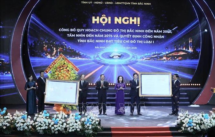 Bộ trưởng Bộ Xây dựng Trần Hồng Minh trao Quyết định phê duyệt Quy hoạch chung đô thị Bắc Ninh đến năm 2050, tầm nhìn đến năm 2075 và Quyết định công nhận tỉnh Bắc Ninh đạt tiêu chí đô thị loại I cho lãnh đạo Đảng bộ, Chính quyền và Nhân dân tỉnh Bắc Ninh. Ảnh: Việt Hùng/TTXVN
