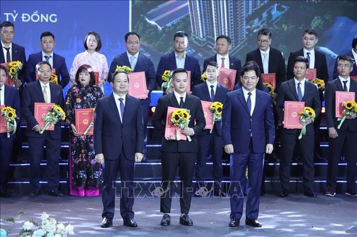Bí thư Tỉnh ủy Bắc Ninh Nguyễn Hồng Thái và Chủ tịch UBND tỉnh Bắc Ninh Phạm Hoàng Sơn tặng hoa, trao quyết định, giấy chứng nhận cho các nhà đầu tư thực hiện dự án. Ảnh: Việt Hùng/TTXVN