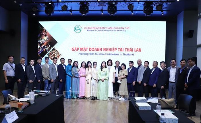 Đoàn công tác của Thành phố Cần Thơ cùng các doanh nghiệp chụp ảnh lưu niệm tại Hội nghị. Ảnh: Đỗ Sinh/Pv TTXVN tại Thái Lan