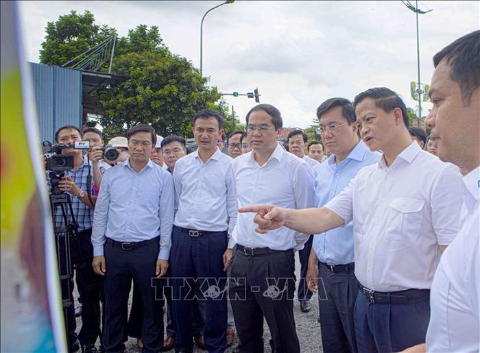 Chủ tịch UBND tỉnh Thái Nguyên Vương Quốc Tuấn (thứ hai từ phải sang) trao đổi phương án trên bản đồ tại khu vực ngã tư Hợp Châu, xã Tam Đảo (Phú Thọ), phục vụ công tác nghiên cứu, chuẩn bị đầu tư Dự án Hầm đường bộ Tam Đảo. Ảnh: Hoàng Hùng/TTXVN