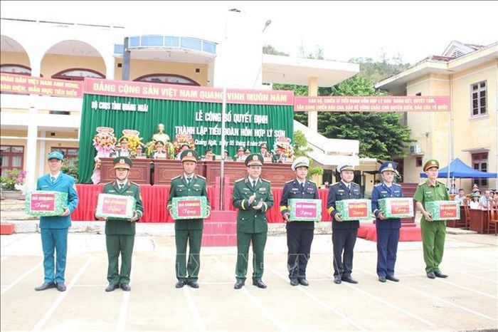 Lãnh đạo Quân khu V tặng quà cho các đơn vị đóng chân trên địa bàn đặc khu Lý Sơn. Ảnh: TTXVN phát
