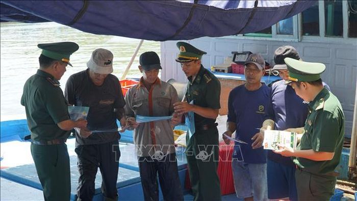 Bộ đội Biên phòng tỉnh Gia Lai tuyên truyền quy định mới về xử phạt trong lĩnh vực thủy sản.