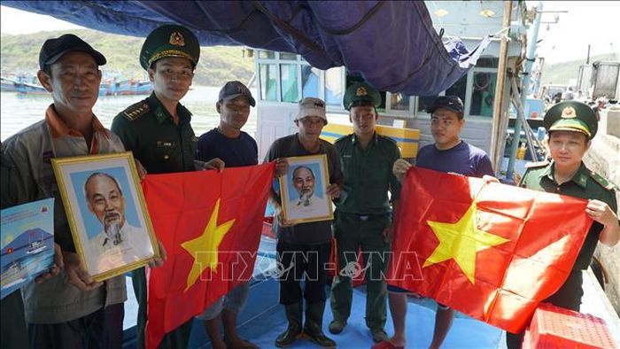 Bộ đội Biên phòng tỉnh Gia Lai tặng cờ tổ quốc và ảnh Bác Hồ cho ngư dân.