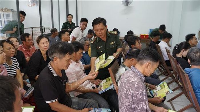 Cán bộ Biên phòng tuyên truyền pháp luật cho ngư dân.