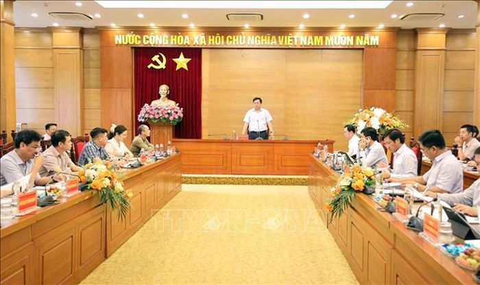 Quang cảnh buổi làm việc của UBND tỉnh Phú Thọ về tiến độ triển khai Dự án cải tạo, mở rộng Quốc lộ 2. Ảnh: Hoàng Hùng/TTXVN