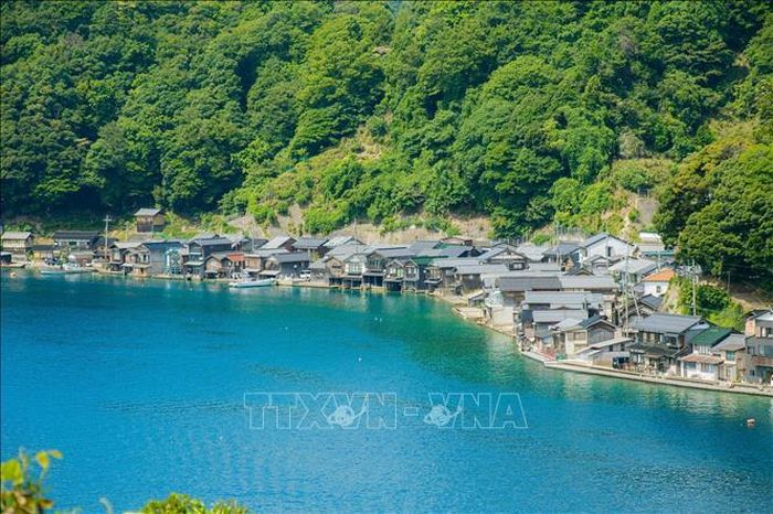 Hiện nay Ine còn khoảng 230 căn Funaya nối tiếp nhau dọc gần 5 km bờ vịnh, tạo nên khung cảnh "độc nhất" tại Nhật Bản.