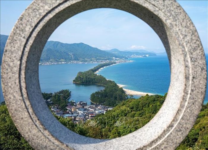 Amanohashidate mang lại trải nghiệm mới mẻ cho du khách đã quen thuộc với Kyoto với những ngôi chùa cổ kính.