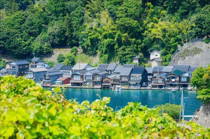 Khung cảnh mang vẻ đẹp nguyên sơ từ những dãy Funaya tại Ine.
