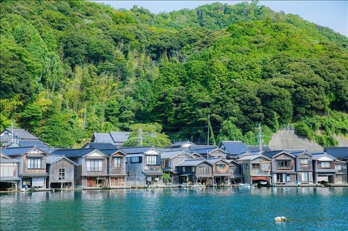 Hệ thống Funaya (nhà thuyền) được bảo tồn gần như nguyên vẹn là nét đẹp độc đáo của Ine.