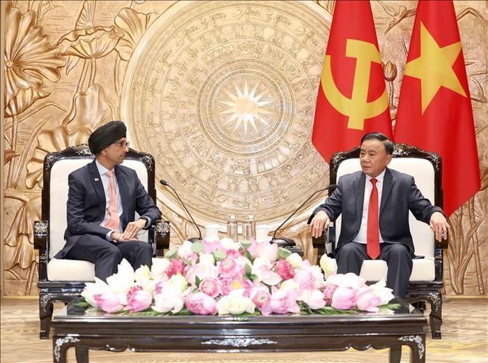 Đồng chí Trần Cẩm Tú, Ủy viên Bộ Chính trị, Thường trực Ban Bí thư tiếp Đại sứ Singapore tại Việt Nam Rajpal Singh. Ảnh: Phương Hoa/TTXVN