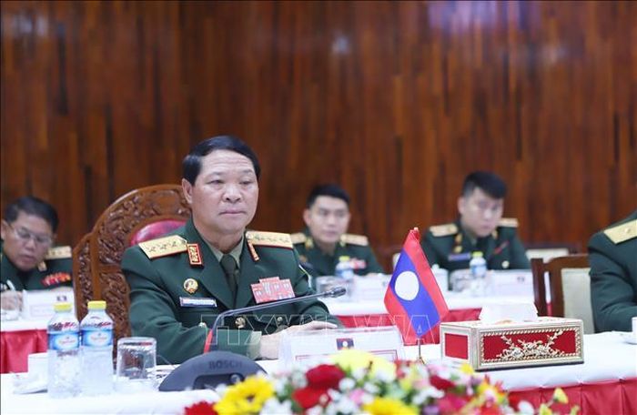 Thượng tướng Vongsone Inpanphim, Bí thư Trung ương Đảng, Thứ trưởng Bộ Quốc phòng, Chủ nhiệm Tổng cục Chính trị Quân đội nhân dân Lào, phát biểu tại Hội đàm. Ảnh: Xuân Tú/PV TTXVN tại Lào