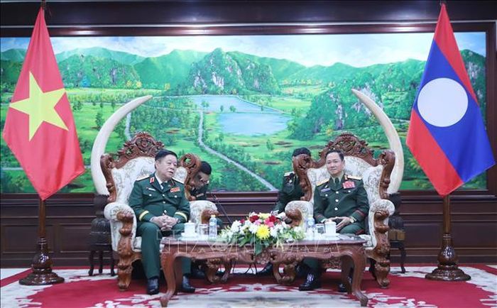 Đại tướng Khamliang Outhakaysone, Ủy viên Bộ Chính trị, Phó Thủ tướng Chính phủ, Bộ trưởng Bộ Quốc phòng Lào tiếp Đại tướng Nguyễn Trọng Nghĩa, Ủy viên Bộ Chính trị, Bí thư Trung ương Đảng, Ủy viên Thường vụ Quân ủy Trung ương, Chủ nhiệm Tổng cục Chính trị Quân đội nhân dân Việt Nam đến chào xã giao. Ảnh: Xuân Tú/PV TTXVN tại Lào
