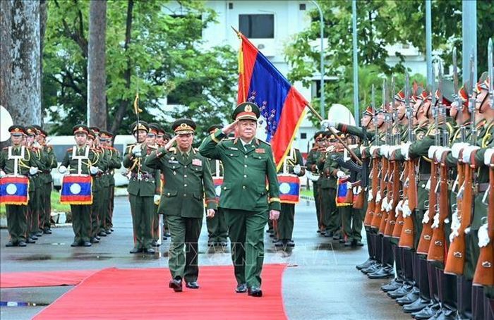 Đại tướng Nguyễn Trọng Nghĩa, Ủy viên Bộ Chính trị, Bí thư Trung ương Đảng, Ủy viên Thường vụ Quân ủy Trung ương, Chủ nhiệm Tổng cục Chính trị Quân đội nhân dân Việt Nam, duyệt đội danh dự tại Lễ đón chính thức. Ảnh: Xuân Tú/PV TTXVN tại Lào