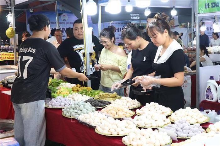 Phiên chợ quy tụ hơn 100 gian hàng của các hợp tác xã, doanh nghiệp, cơ sở sản xuất đến từ Thái Nguyên, Ninh Bình và nhiều địa phương như Hưng Yên, Phú Thọ, Sơn La, Hải Phòng, Bắc Ninh, Lào Cai… Ảnh: Vũ Hoàng Giang/TTXVN