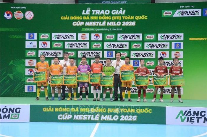 Trao giải cho 10 cầu thủ xuất sắc nhất. Ảnh: Hoài Thu/TTXVN