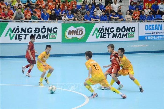 Trận chung kết, tranh ngôi vô địch diễn ra giữa hai đội bóng đến từ thủ đô gồm U11 Hà Nội và U11 Câu lạc bộ Hà Nội (áo vàng). Ảnh: TTXVN phát