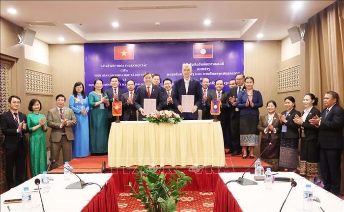 GS. TS Lê Văn Lợi, Chủ tịch Viện Hàn lâm Khoa học xã hội Việt Nam và TS. Anouphap Tounalom, Giám đốc Học viện Chính trị và Hành chính quốc gia Lào trao đổi Biên bản hợp tác khoa học giai đoạn 2026 - 2030. Ảnh: Xuân Tú/PV TTXVN tại Lào