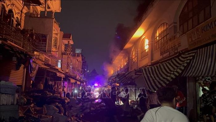 Người dân đang nỗ lực di dời đồ đạc ở các khu vực xung quanh nhằm hạn chế cháy lan.
