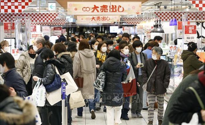 Người dân mua hàng tại trung tâm thương mại ở Osaka, Nhật Bản. Ảnh tư liệu: Kyodo/TTXVN