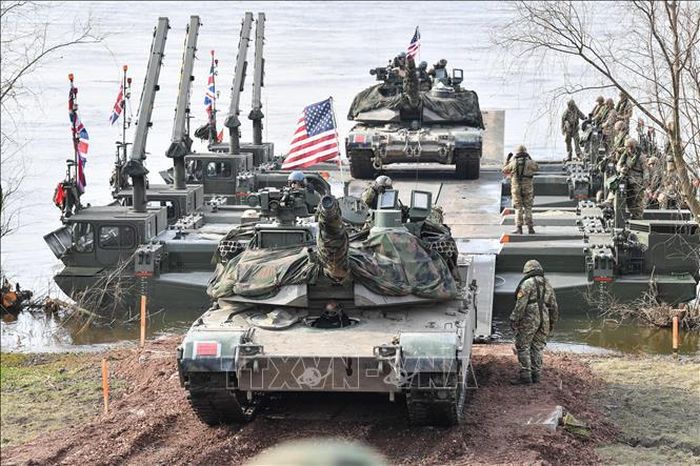 Các lực lượng NATO tiến hành tập trận tại Korzeniewo, Ba Lan ngày 4/3/2024. Ảnh: PAP/TTXVN