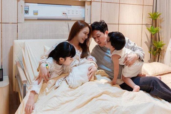 Vợ chồng Trường Giang hiện có 3 con "đủ nếp, đủ tẻ". Ảnh: FBNV.