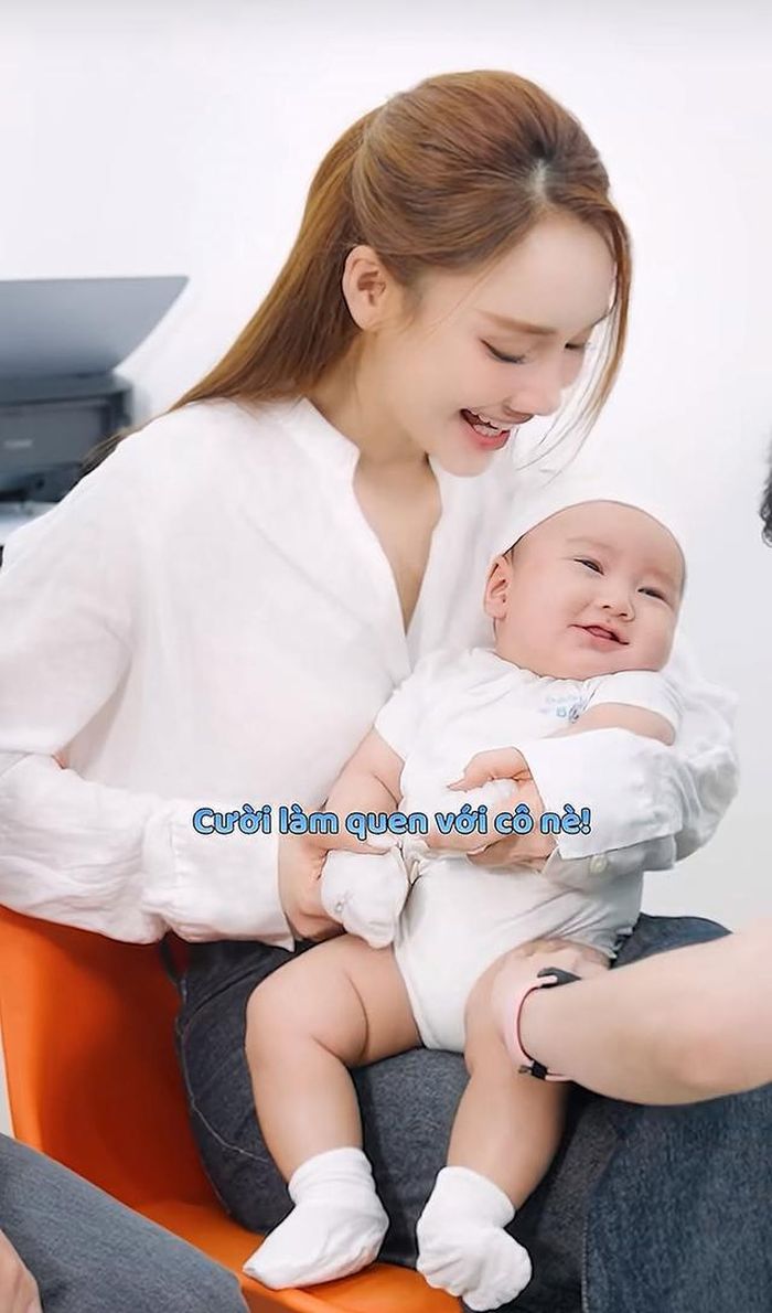 Nhóc tì siêu bụ bẫm và đáng yêu. Ảnh: FBNV.
