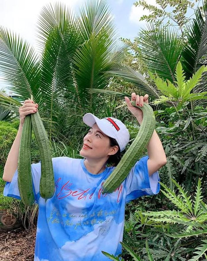 Ca sĩ Mỹ Lệ khoe thành quả trong vườn nhà. Ảnh: FBNV.